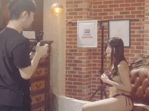Đang Chụp ảnh Nude Thì Thằng Em Nó Cửng To đùng